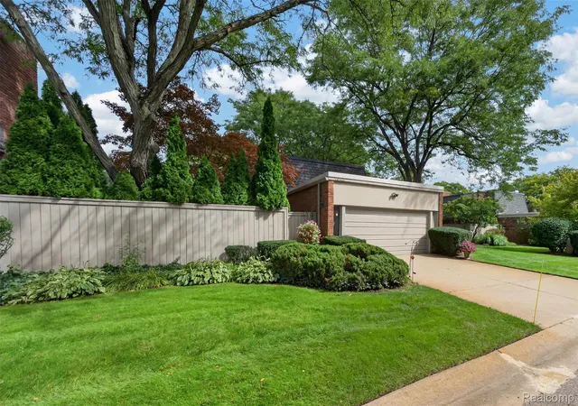 Listing Photo 4 - Condo for sale in building located at 1043 Stratford Ln, Bloomfield Hills, MI 48304