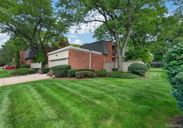Listing Photo 5 - Condo for sale in building located at 1043 Stratford Ln, Bloomfield Hills, MI 48304