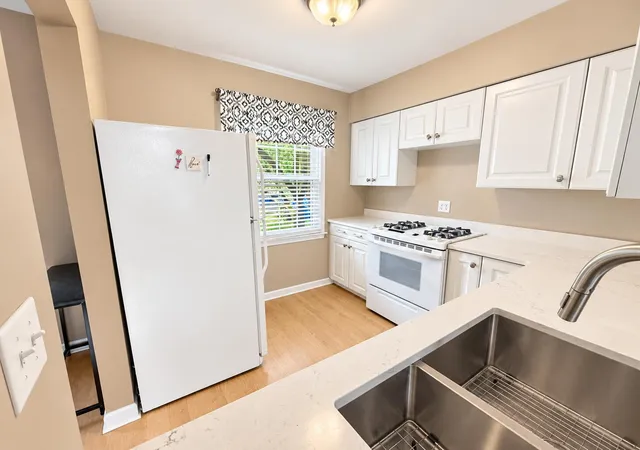 Listing Photo 2 - Condo for sale in building located at 707 Garland Cir, Kalamazoo, MI 49008