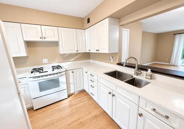 Listing Photo 3 - Condo for sale in building located at 707 Garland Cir, Kalamazoo, MI 49008