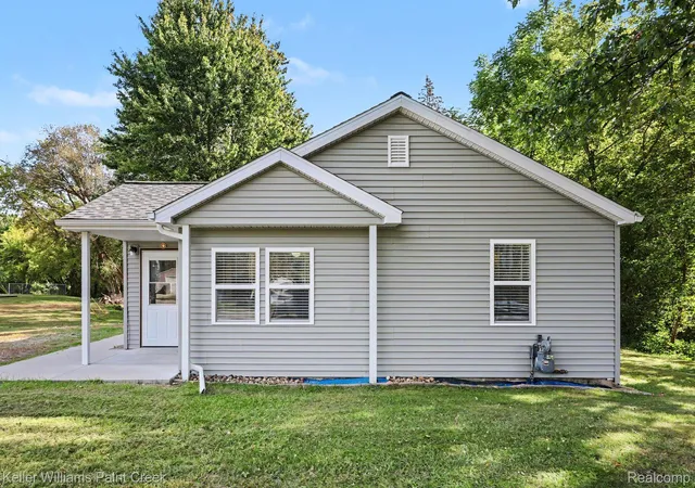 Photo 2 of Single family home for sale at 7190 Lakeshore Rd, Fort Gratiot, MI 48059 | MLS# 20261078027 | Listing updated on 2026-10-22