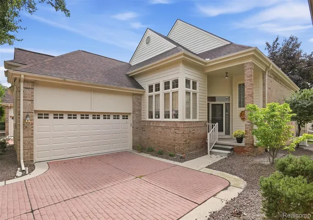 Listing Photo 3 - Condo for sale in building located at 38147 N Vis Dr, Livonia, MI 48152