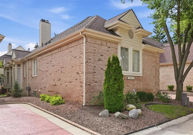 Listing Photo 4 - Condo for sale in building located at 38147 N Vis Dr, Livonia, MI 48152