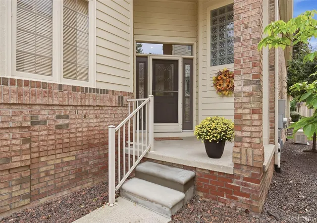 Listing Photo 5 - Condo for sale in building located at 38147 N Vis Dr, Livonia, MI 48152