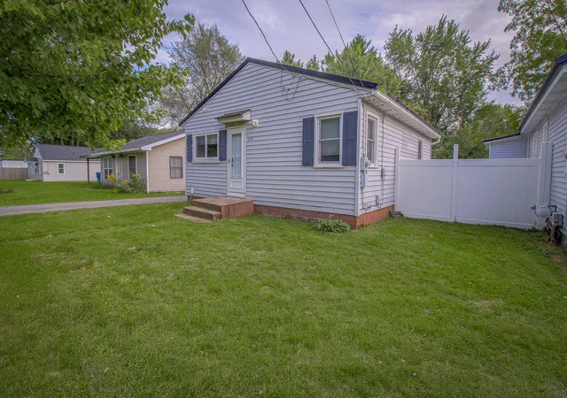 Single family home for sale at 3312 Lake St, Kalamazoo, MI 49048 | MLS# 64026051478