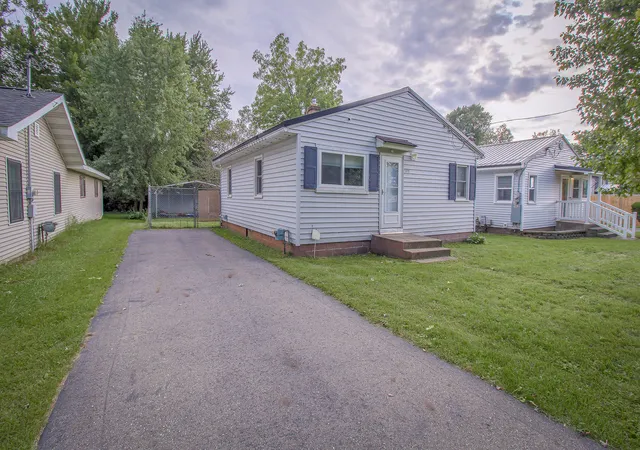 Photo 2 of Single family home for sale at 3312 Lake St, Kalamazoo, MI 49048 | MLS# 64026051478 | Listing updated on 2026-10-12