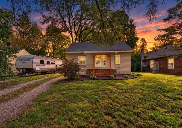 Photo 1 of Single family home for sale at 705 S Clinton St, Charlotte, MI 48813 | MLS# 65026051480 | Listing updated on 2026-10-28