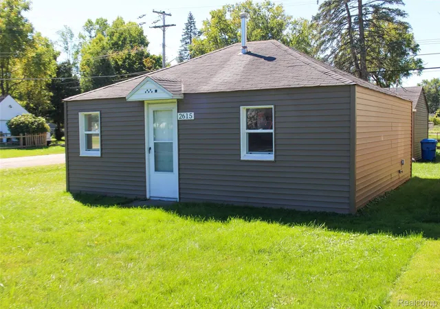 Photo 2 of Single family home for sale at 2615 Watkins Lake Rd, Waterford, MI 48328 | MLS# 20261078054 | Listing updated on 2026-10-19