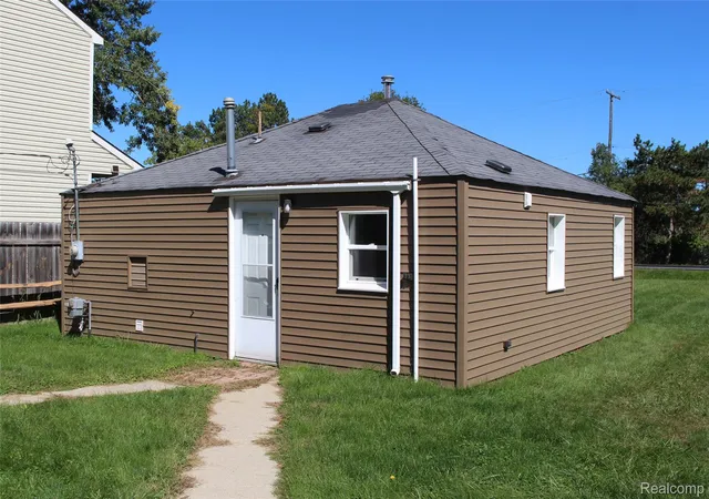 Photo 3 of Single family home for sale at 2615 Watkins Lake Rd, Waterford, MI 48328 | MLS# 20261078054 | Listing updated on 2026-10-19