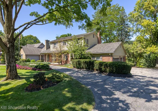 Photo 2 of Single family home for sale at 4642 Brightmore Rd, Bloomfield Hills, MI 48302 | MLS# 20261078109 | Listing updated on 2026-10-21