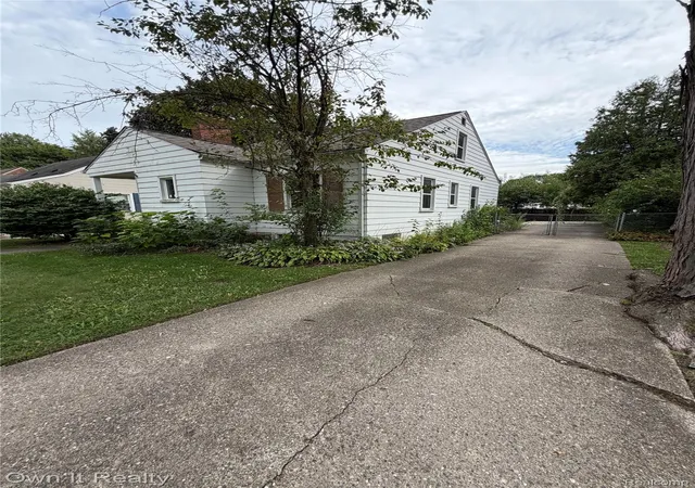 Photo 3 of Single family home for sale at 923 Orchard Grv Dr, Royal Oak, MI 48067 | MLS# 20261078115 | Listing updated on 2026-10-16