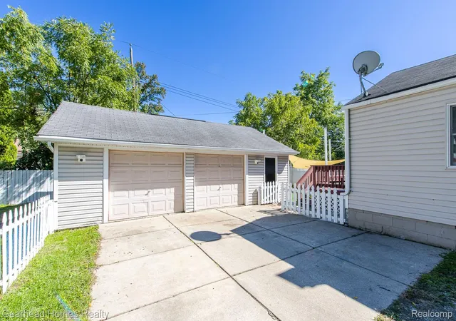 Photo 3 of Single family home for sale at 21524 Roosevelt Ave, Farmington Hills, MI 48336 | MLS# 20261078126 | Listing updated on 2026-10-11