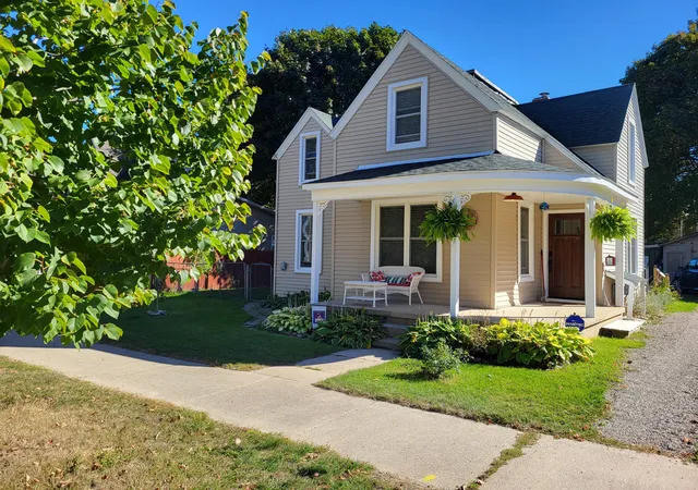 Photo 1 of Single family home for sale at 108 W Upright St, Charlevoix, MI 49720 | MLS# 81026051508 | Listing updated on 2026-10-12