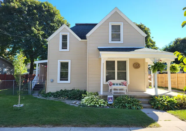 Photo 2 of Single family home for sale at 108 W Upright St, Charlevoix, MI 49720 | MLS# 81026051508 | Listing updated on 2026-10-12