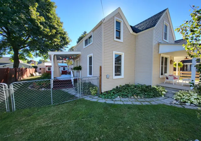 Photo 3 of Single family home for sale at 108 W Upright St, Charlevoix, MI 49720 | MLS# 81026051508 | Listing updated on 2026-10-12