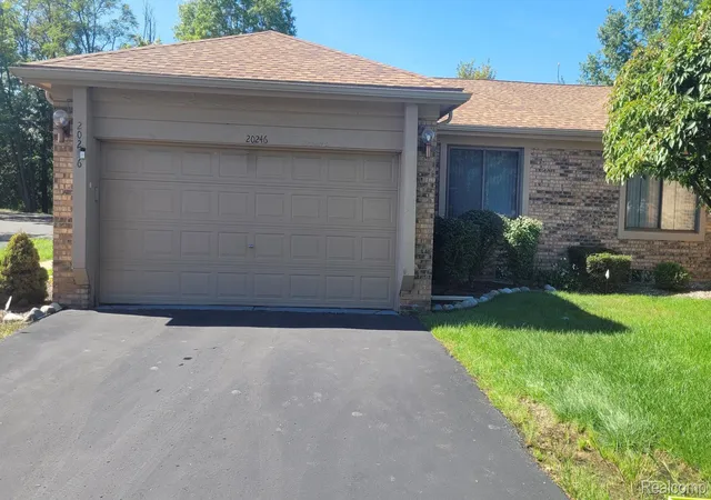 Listing Photo 2 - Condo for sale in building located at 20246 Evergreen Mdws Rd, Southfield, MI 48076 - Unit #22