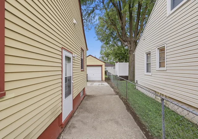 Photo 3 of Single family home for sale at 17535 Wall St, Melvindale, MI 48122 | MLS# 81026051514 | Listing updated on 2026-10-10