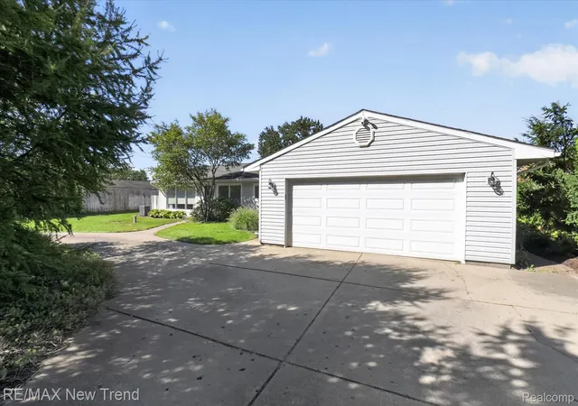 Single family home for sale at 2529 S Commerce Rd, Wolverine Lake, MI 48390 | MLS# 20261078170 | Listing updated on 2026-10-12