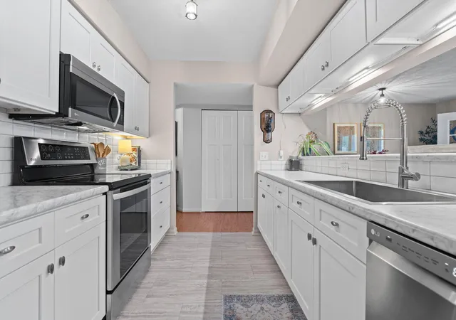 Listing Photo 3 - Condo for sale in building located at 1729 Weatherstone Dr, Ann Arbor, MI 48108