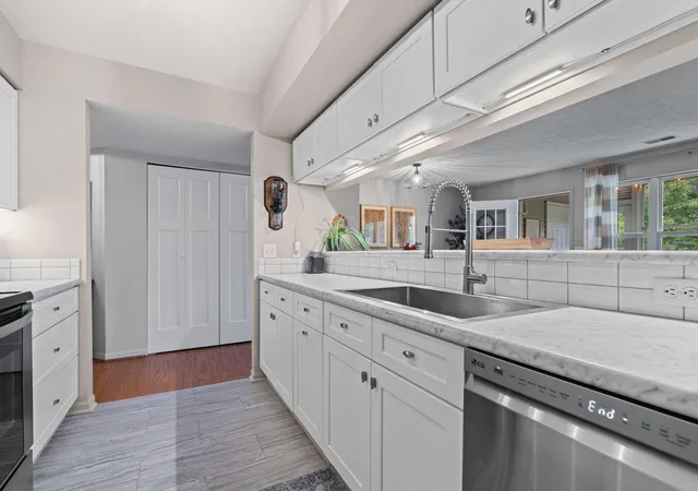 Listing Photo 4 - Condo for sale in building located at 1729 Weatherstone Dr, Ann Arbor, MI 48108