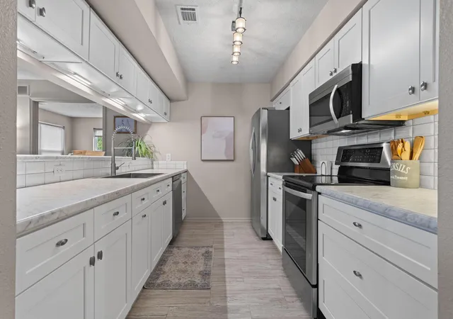 Listing Photo 5 - Condo for sale in building located at 1729 Weatherstone Dr, Ann Arbor, MI 48108