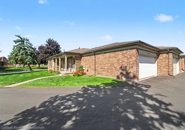 Listing Photo 3 - Condo for sale in building located at 49280 Arlington Ct, Shelby Township, MI 48315