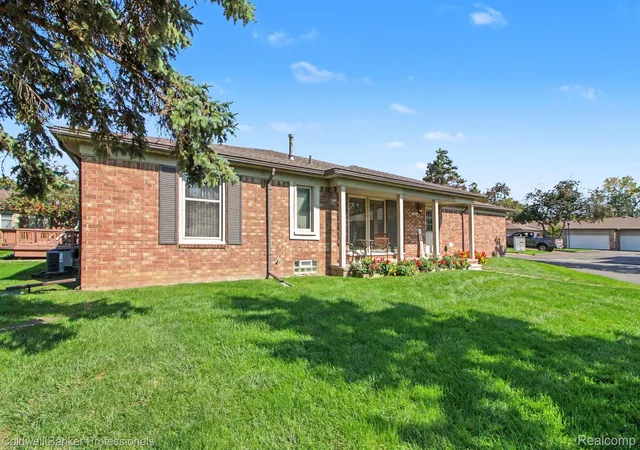 Listing Photo 4 - Condo for sale in building located at 49280 Arlington Ct, Shelby Township, MI 48315