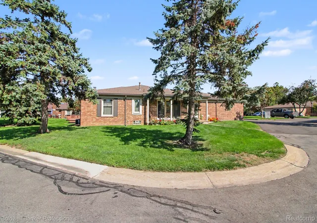Listing Photo 5 - Condo for sale in building located at 49280 Arlington Ct, Shelby Township, MI 48315