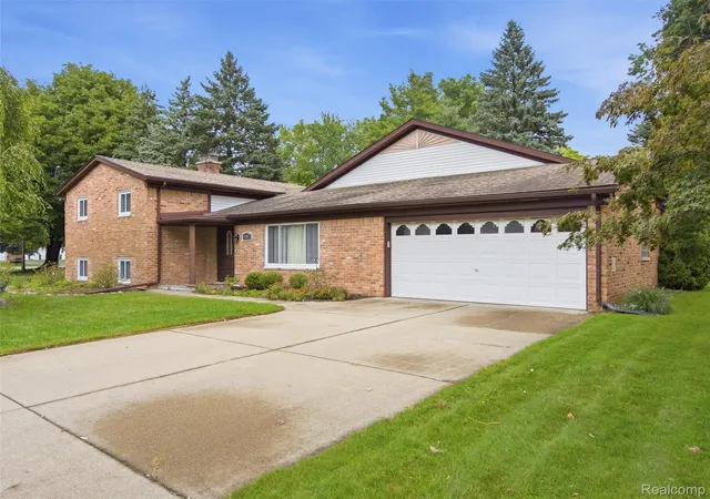 Photo 2 of Single family home for sale at 1721 Stratford St, Sylvan Lake, MI 48320 | MLS# 20261078239 | Listing updated on 2026-10-17