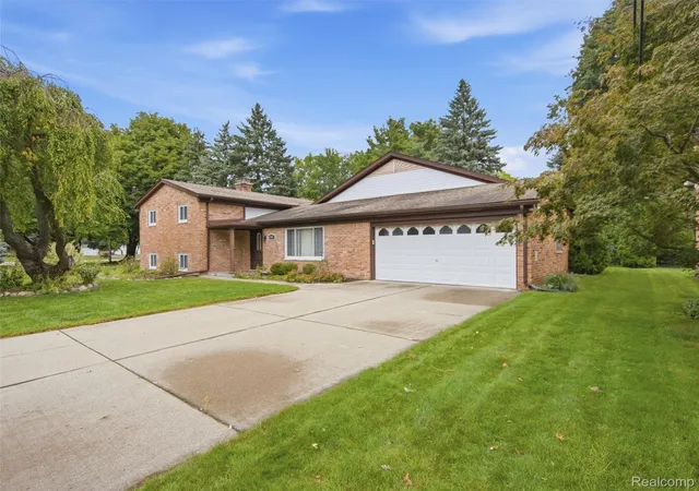 Photo 3 of Single family home for sale at 1721 Stratford St, Sylvan Lake, MI 48320 | MLS# 20261078239 | Listing updated on 2026-10-17