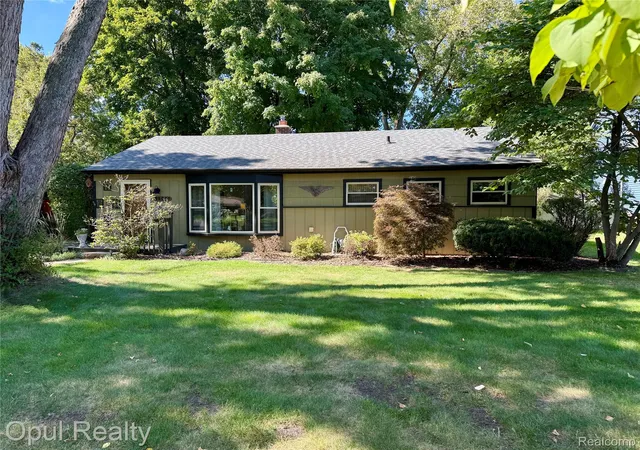 Photo 2 of Single family home for sale at 18051 Floral St, Livonia, MI 48152 | MLS# 20261078241 | Listing updated on 2026-10-19