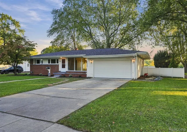 Photo 4 of Single family home for sale at 32965 Cloverdale Ave N, Farmington, MI 48336 | MLS# 20261078248 | Listing updated on 2026-10-18