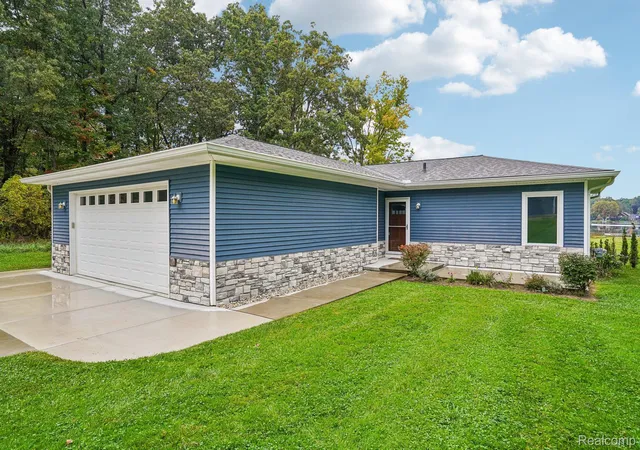Photo 1 of Sale Pending at 670 Driscoll Dr, Oakland, MI 48363 | MLS# 20261078267 | Listing updated on 2026-10-14