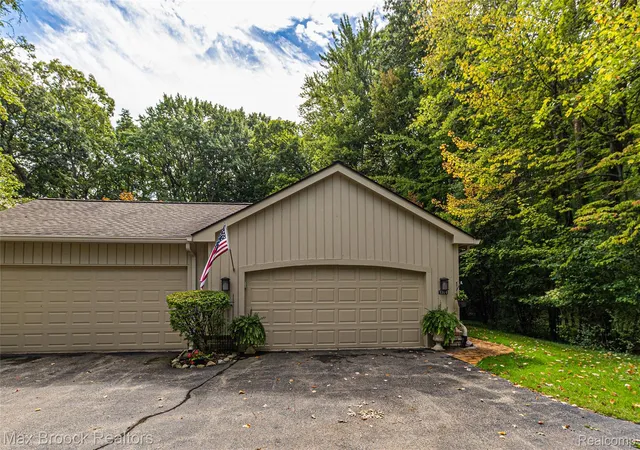 Photo 1 of Condo for sale at 1364 Bramblebush Run, Bloomfield Hills, MI 48304 | MLS# 20261078278 | Listing updated on 2026-10-04