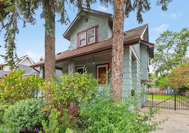 Photo 3 of Single family home for sale at 116 Helene Ave, Royal Oak, MI 48067 | MLS# 20261078318 | Listing updated on 2026-10-21
