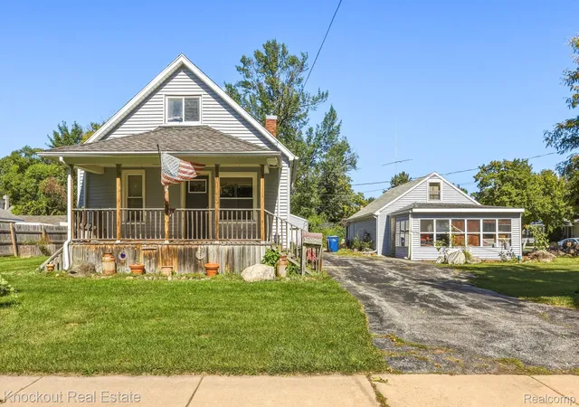 Photo 2 of Single family home for sale at 307 Mcgraw St, Bay City, MI 48708 | MLS# 20261078324 | Listing updated on 2026-10-20