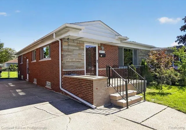 Photo 3 of Single family home for sale at 8953 Niver Ave, Allen Park, MI 48101 | MLS# 20261078339 | Listing updated on 2026-10-18