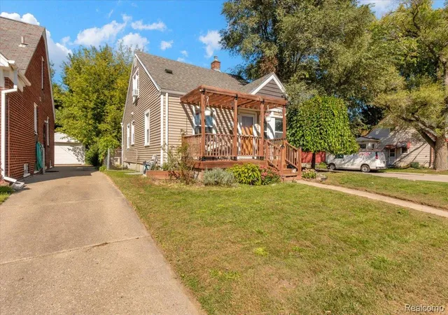 Photo 3 of Single family home for sale at 2311 Kalama Ave, Royal Oak, MI 48067 | MLS# 20261078360 | Listing updated on 2026-10-09