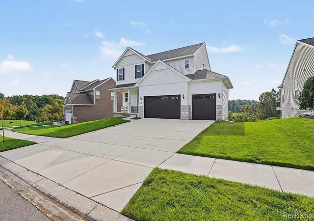 Photo 3 of Single family home for sale at 2862 Bogues View Dr, Howell, MI 48843 | MLS# 20261078365 | Listing updated on 2026-10-11