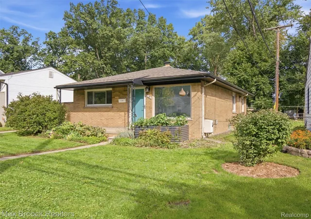 Photo 2 of Single family home for sale at 419 Lincoln Ave, Clawson, MI 48017 | MLS# 20261078372 | Listing updated on 2026-10-18