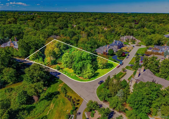Photo 3 of Single family home for sale at 556 Barrington Ct, Bloomfield Hills, MI 48304 | MLS# 20261078398 | Listing updated on 2026-10-14