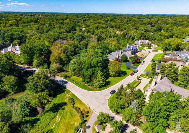 Photo 4 of Single family home for sale at 556 Barrington Ct, Bloomfield Hills, MI 48304 | MLS# 20261078398 | Listing updated on 2026-10-22