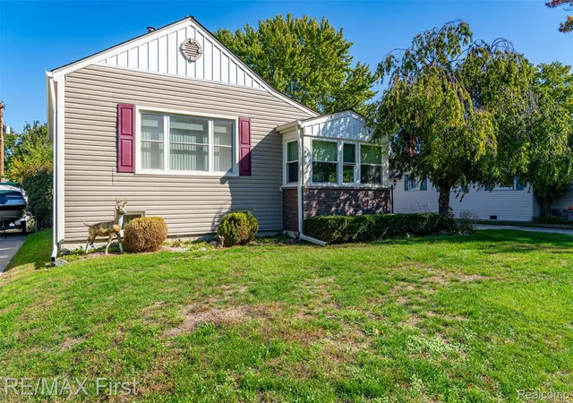Photo 2 of Single family home for sale at 21931 Elizabeth St, Saint Clair Shores, MI 48080 | MLS# 20261078416 | Listing updated on 2026-10-13