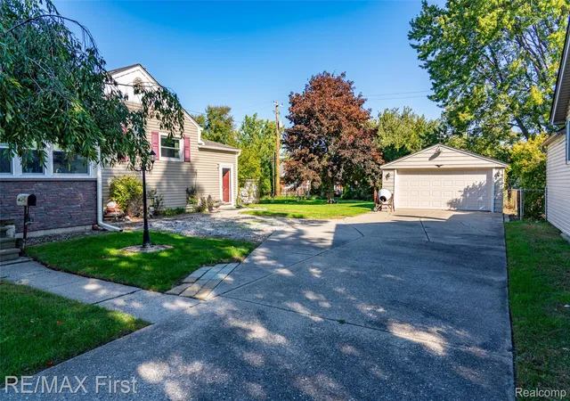 Photo 3 of Single family home for sale at 21931 Elizabeth St, Saint Clair Shores, MI 48080 | MLS# 20261078416 | Listing updated on 2026-10-13