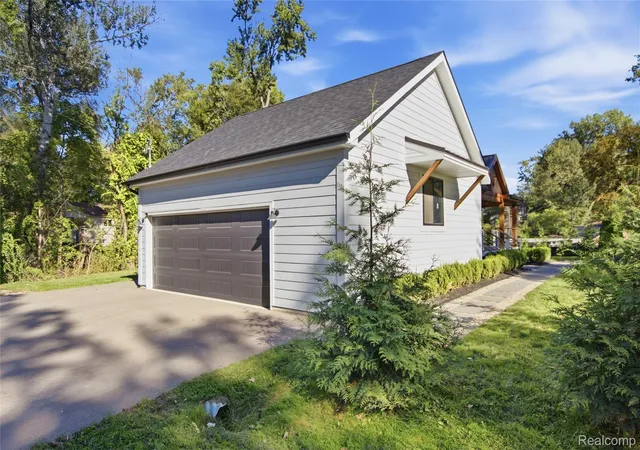 Photo 3 of Single family home for sale at 5150 Cheyenne Ave, Waterford, MI 48327 | MLS# 20261078423 | Listing updated on 2026-10-20