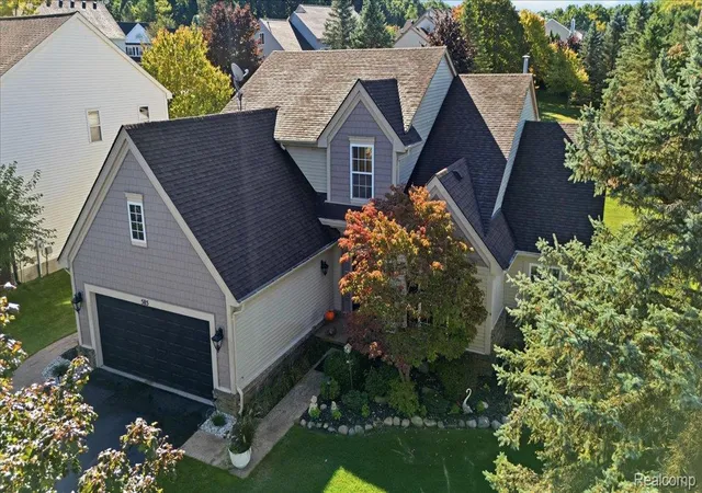 Photo 3 of Single family home for sale at 585 Boulder Lake Dr, Oxford, MI 48371 | MLS# 20261078427 | Listing updated on 2026-10-18