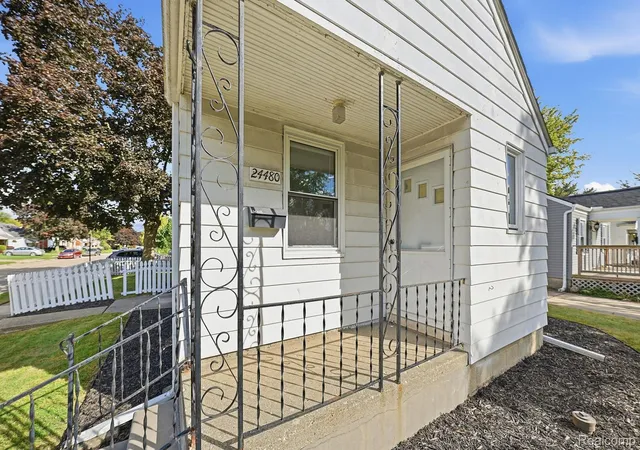 Photo 4 of Single family home for sale at 24480 Phlox Ave, Eastpointe, MI 48021 | MLS# 20261078447 | Listing updated on 2026-10-20