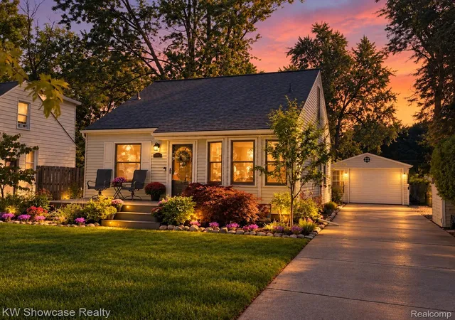 Photo 1 of Sale Pending at 363 S Roslyn Rd, Waterford, MI 48328 | MLS# 20261078450 | Listing updated on 2026-10-09