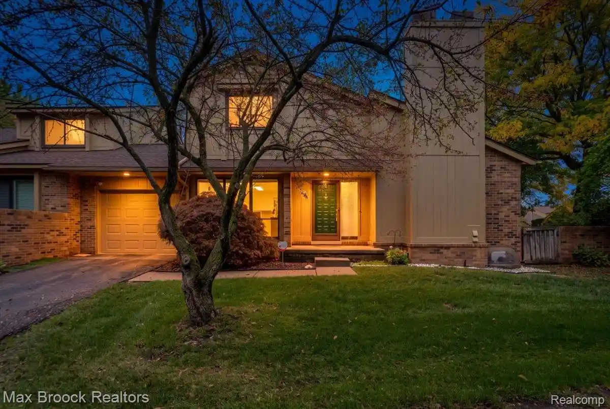 Listing Photo 1 - Condo for sale in 1624 S Hl Cir located at 1624 S Hl Cir, Bloomfield Hills, MI 48304 - Unit #14