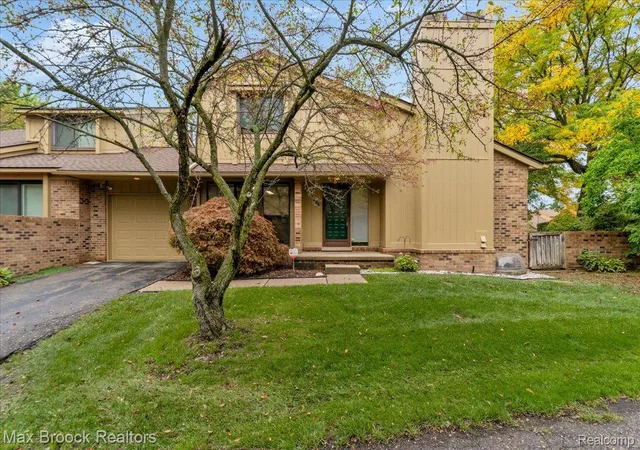 Listing Photo 2 - Condo for sale in building located at 1624 S Hl Cir, Bloomfield Hills, MI 48304 - Unit #14